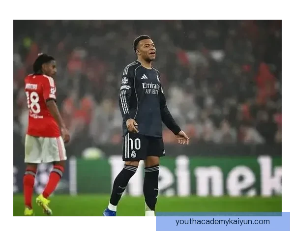 姆巴佩留队风波持续发酵，状态回暖引人关注